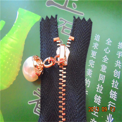 拉鏈廠家供應(yīng) 高檔時(shí)裝拉鏈、玫瑰金拉鏈與珍珠鏈拉頭詳解